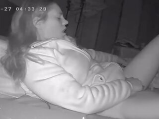 Fantazyjny kobieta budzi w górę wcześnie do trzeć jej cipka przed praca ukryty kamera