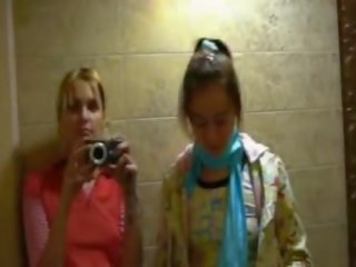 Urineren op disco toilet voor camera