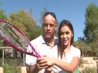 Duro sucio presilla en la tenis corte